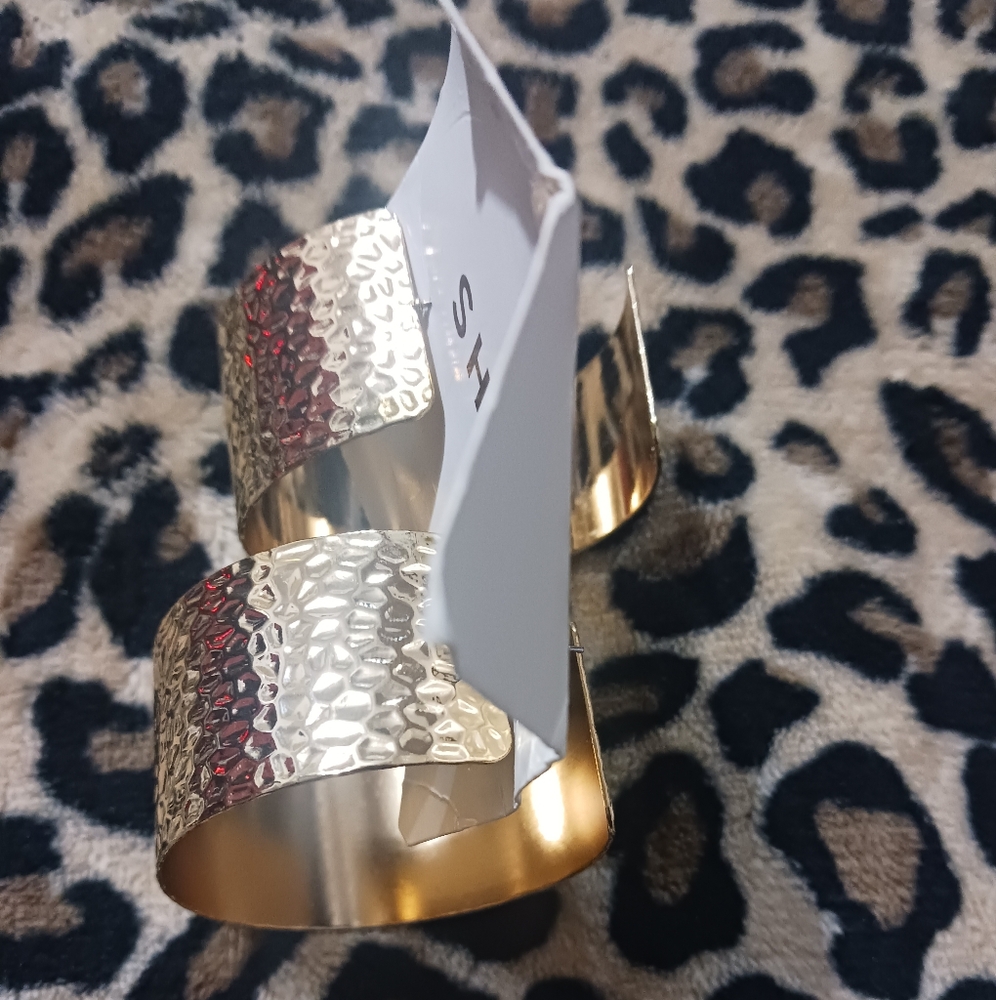 SHEIN Women Gold big Hoop earrings - Picture 4 of 8